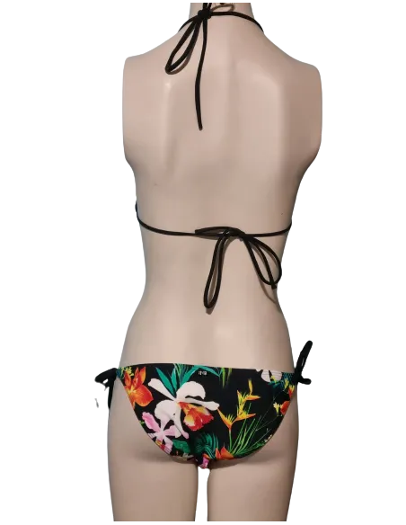 bikini rip curl exotic
idéal pour être la plus jolie sur la plage
80% POLYAMIDE/20% ELESTHANNE
TAILLE